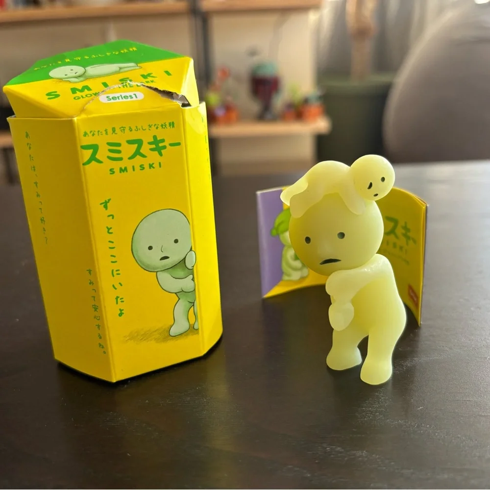 [SOLD] [NEW] Smiski Series 1 Peeking w/ Mini Little surprise Hugging Smiski RARE